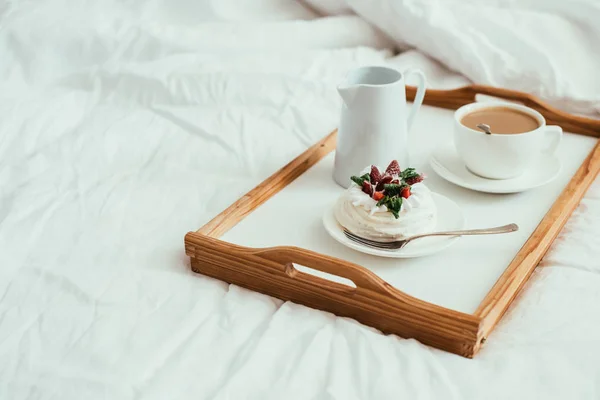 Acogedor desayuno en casa en la cama en el interior del dormitorio blanco — Foto de Stock