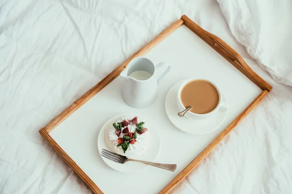 Затишний домашній сніданок у ліжку в інтер'єрі білої спальні — стокове фото