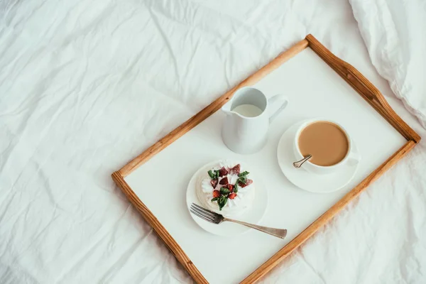 Gemütliches Frühstück zu Hause im Bett im weißen Schlafzimmer Interieur — Stockfoto