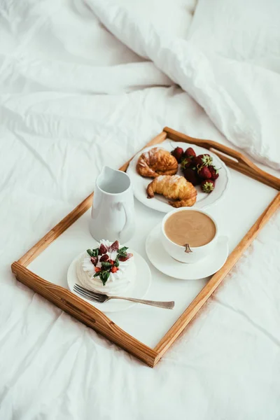 Затишний домашній сніданок у ліжку в інтер'єрі білої спальні — стокове фото