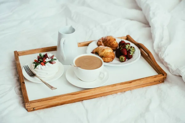 Cozy home breakfast in bed in white bedroom interior — Stock Photo, Image