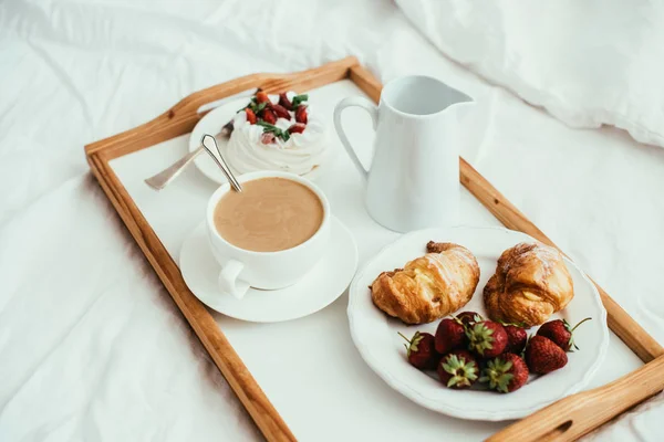 Beyaz yatak odası iç yatakta rahat ev kahvaltı — Stok fotoğraf