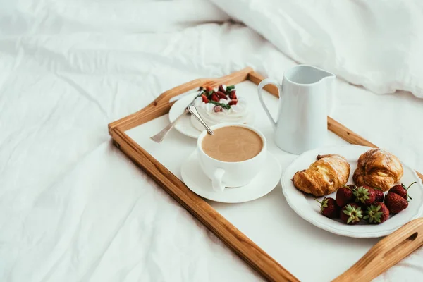 Cozy home breakfast in bed in white bedroom interior — Stock Photo, Image