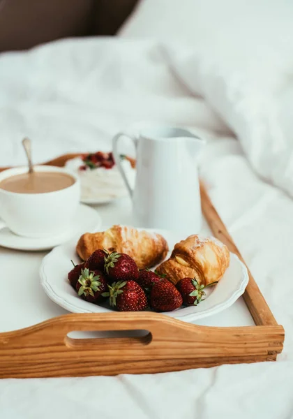 Beyaz yatak odası iç yatakta rahat ev kahvaltı — Stok fotoğraf