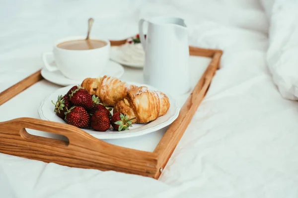 Acogedor desayuno en casa en la cama en el interior del dormitorio blanco —  Fotos de Stock