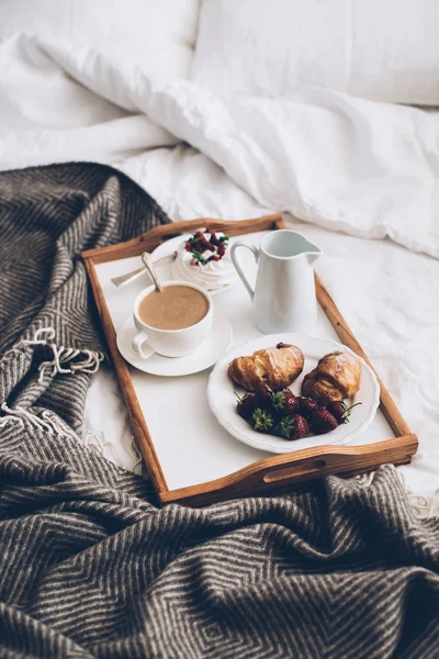 Traditional romantic breakfast in bed in white and beige bedroom — Stock Photo, Image