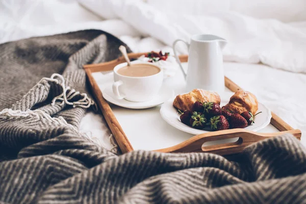 Desayuno romántico tradicional en la cama en el dormitorio blanco y beige — Foto de Stock