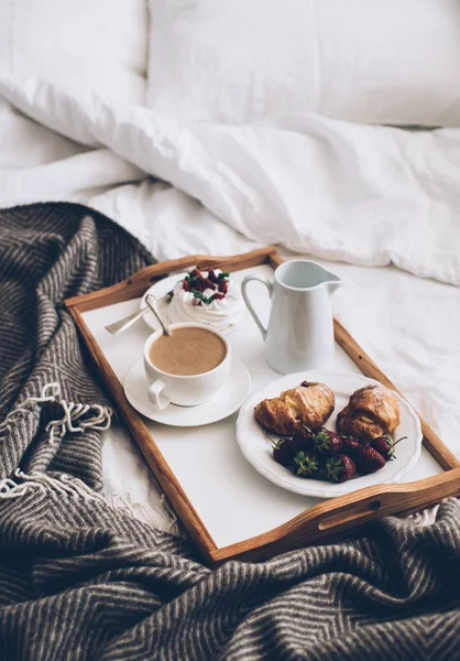 Traditional romantic breakfast in bed in white and beige bedroom — Stock Photo, Image