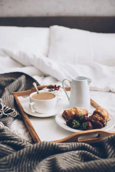 Petit déjeuner romantique traditionnel au lit dans une chambre blanche et beige — Photo