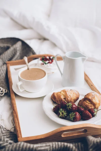 Beyaz ve bej yatak odasında yatakta romantik geleneksel kahvaltı — Stok fotoğraf