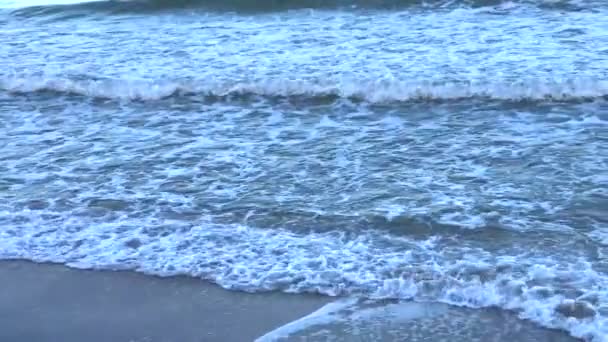 Pomalý a klidný vlnách Černého moře — Stock video