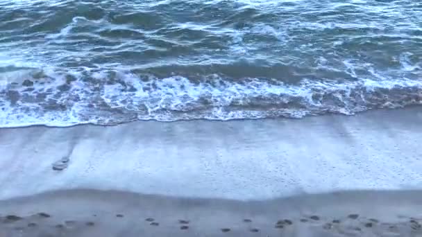 Lassú és nyugodt a Fekete-tenger hullámok — Stock videók