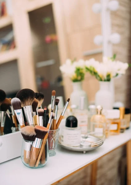 Profumeria e cosmetici su una toletta con uno specchio — Foto Stock