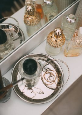 Parfümeri ve kozmetik bir ayna ile bir tuvalet masası üzerinde