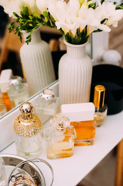 Parfumerie a kosmetika na toaletní stolek se zrcadlem — Stock fotografie