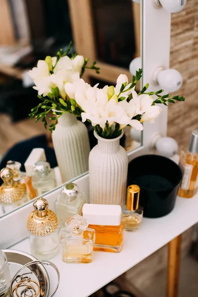 Perfumaria Cosméticos Uma Mesa Vestir Com Espelho Luz Pincéis Maquiagem — Fotografia de Stock