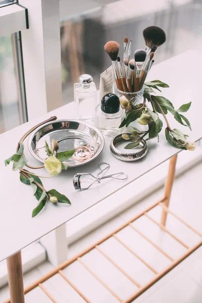 香水と化粧品夏時間のドレッシング テーブルの上 — ストック写真