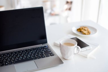 Modern beyaz ofis, kahve, smartpho ile tasarımcı el yapımı Kupası