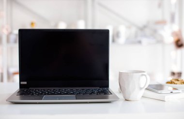 Modern beyaz ofis, kahve, smartpho ile tasarımcı el yapımı Kupası