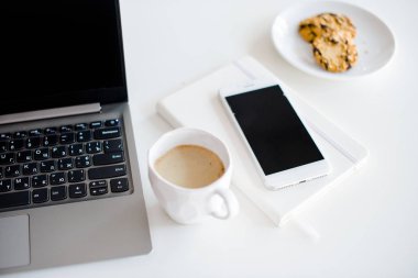 Modern beyaz ofis, kahve, smartpho ile tasarımcı el yapımı Kupası