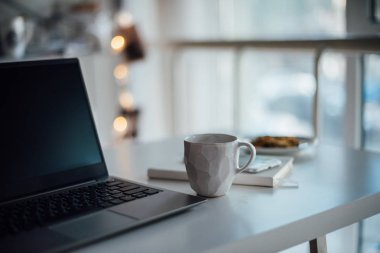 Modern beyaz ofis, kahve, smartpho ile tasarımcı el yapımı Kupası
