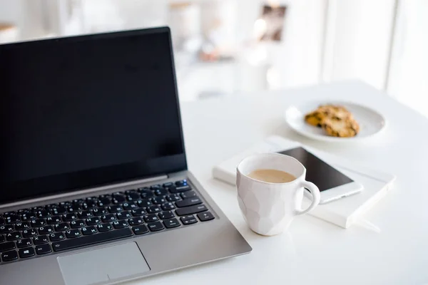 Modernes weißes Büro, Designer handgemachte Tasse mit Kaffee, smartpho — Stockfoto