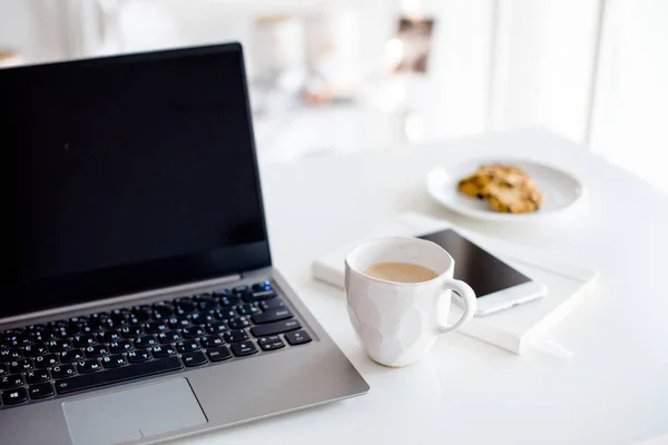 Modernes weißes Büro, Designer handgemachte Tasse mit Kaffee, smartpho — Stockfoto