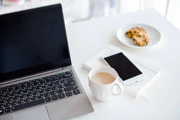 Σύγχρονη λευκό γραφείο, σχεδιαστής χειροποίητη κεραμική κούπα καφέ, smartpho — Φωτογραφία Αρχείου