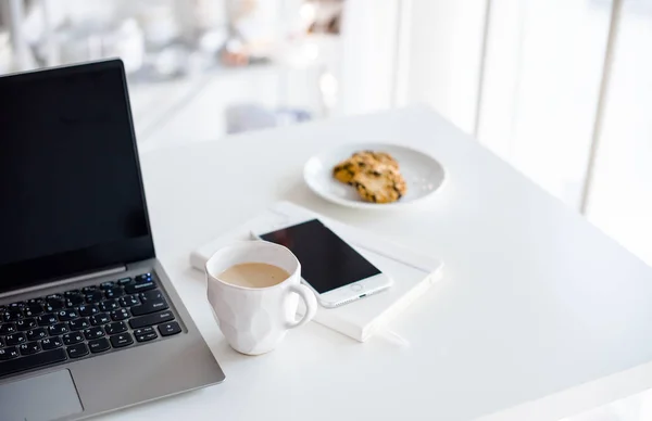 Modern beyaz ofis, kahve, smartpho ile tasarımcı el yapımı Kupası — Stok fotoğraf