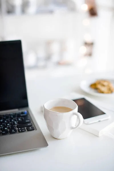 Modern beyaz ofis, kahve, smartpho ile tasarımcı el yapımı Kupası — Stok fotoğraf