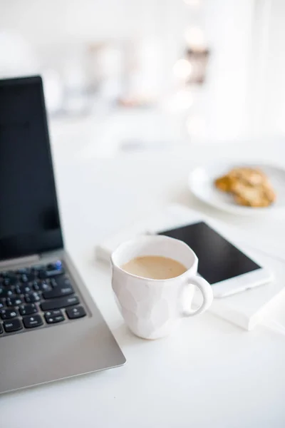 Modern beyaz ofis, kahve, smartpho ile tasarımcı el yapımı Kupası — Stok fotoğraf