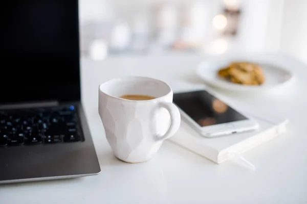 Moderno ufficio bianco, tazza di design fatto a mano con caffè, smartpho — Foto Stock