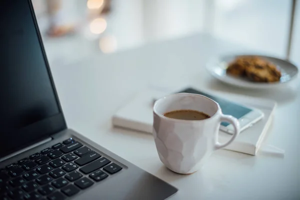 Moderno ufficio bianco, tazza di design fatto a mano con caffè, smartpho — Foto Stock