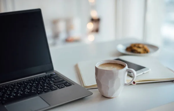 आधुनिक सफेद कार्यालय, डिजाइनर हस्तनिर्मित कप कॉफी, स्मार्टफो के साथ — स्टॉक फ़ोटो, इमेज