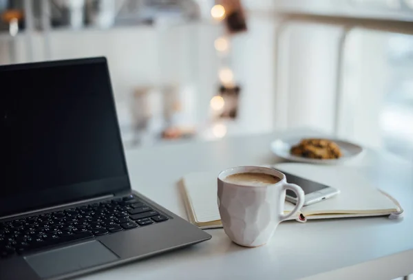 Modernes weißes Büro, Designer handgemachte Tasse mit Kaffee, smartpho — Stockfoto