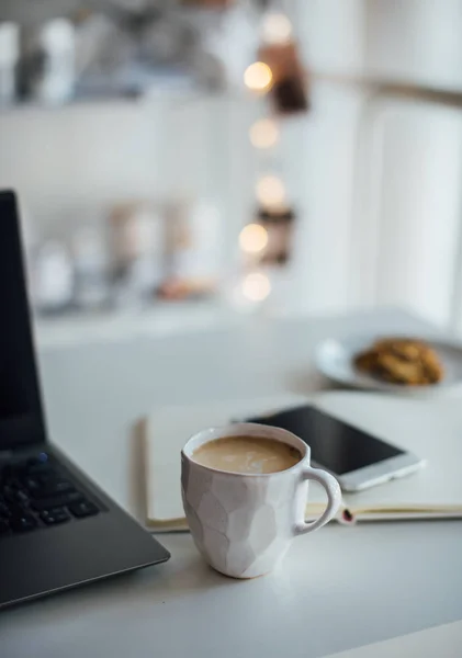 Moderne witte kantoor, designer handgemaakte cup met koffie, smartpho — Stockfoto