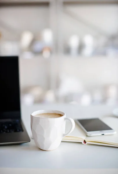 Moderne witte kantoor, designer handgemaakte cup met koffie, smartpho — Stockfoto