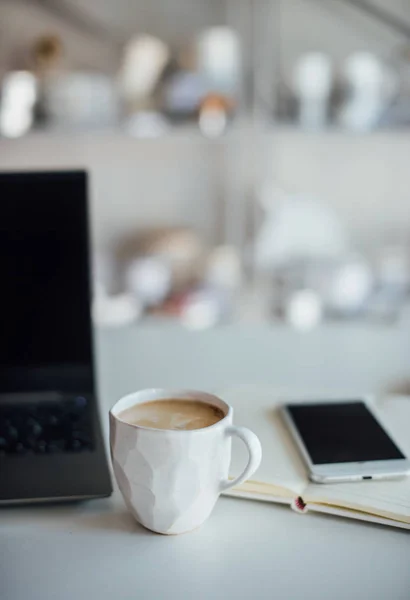 Oficina blanca moderna, taza hecha a mano del diseñador con el café, smartpho —  Fotos de Stock