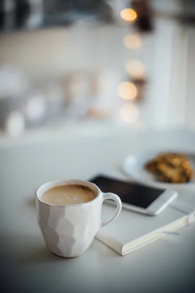 Modernes weißes Büro, handgemachte Designer-Tasse Kaffee, Smartphone — Stockfoto