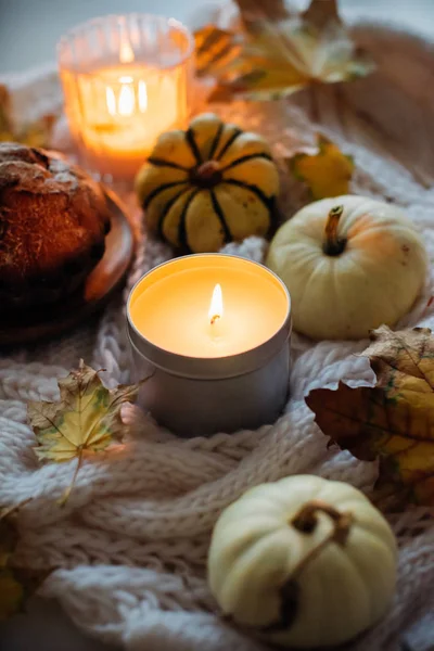 Burning candle in jar, autumn leaves and small decorative pumpki — Stock Photo, Image