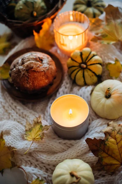 燃烧蜡烛的罐子, 秋叶和小装饰 pumpki — 图库照片