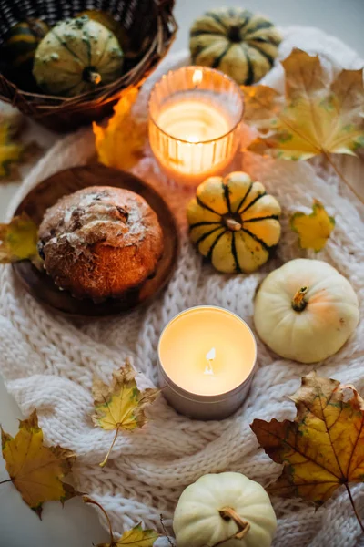 Bougie brûlante dans un bocal, feuilles d'automne et petites citrouilles décoratives — Photo