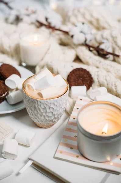 Gemütliches Heim-Winterarrangement, Kakao mit Marshmallows, hausgemachte — Stockfoto