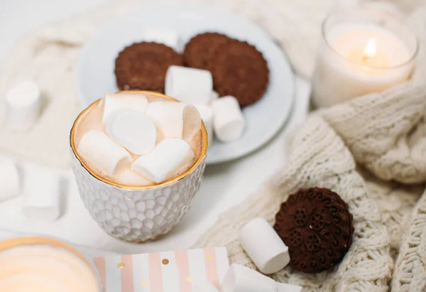 Aconchegante casa arranjo de inverno, cacau com marshmallows, caseiro — Fotografia de Stock