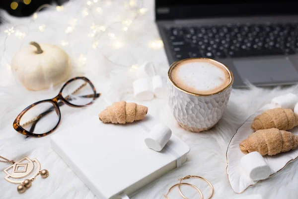 Bloggerinnen weißer Arbeitsplatz mit Geschäftsdetails, Laptop, Co — Stockfoto