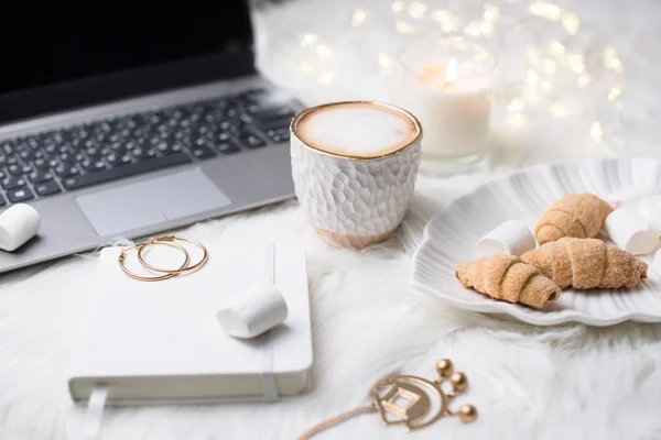 Bloggerinnen weißer Arbeitsplatz mit Geschäftsdetails, Laptop, Co — Stockfoto