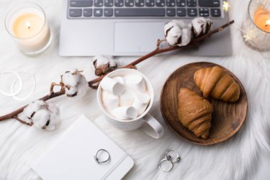 Sıcacık kış blogcular Beyaz çalışma alanı ile laptop, m ile kahve