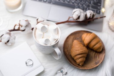 Sıcacık kış blogcular Beyaz çalışma alanı ile laptop, m ile kahve