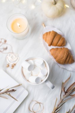 Sıcacık kış blogcular Beyaz çalışma alanı ile laptop, m ile kahve