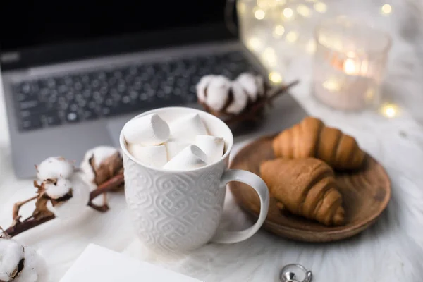 Útulný zimní bloggerů bílé pracovní prostor s notebookem, káva s m — Stock fotografie